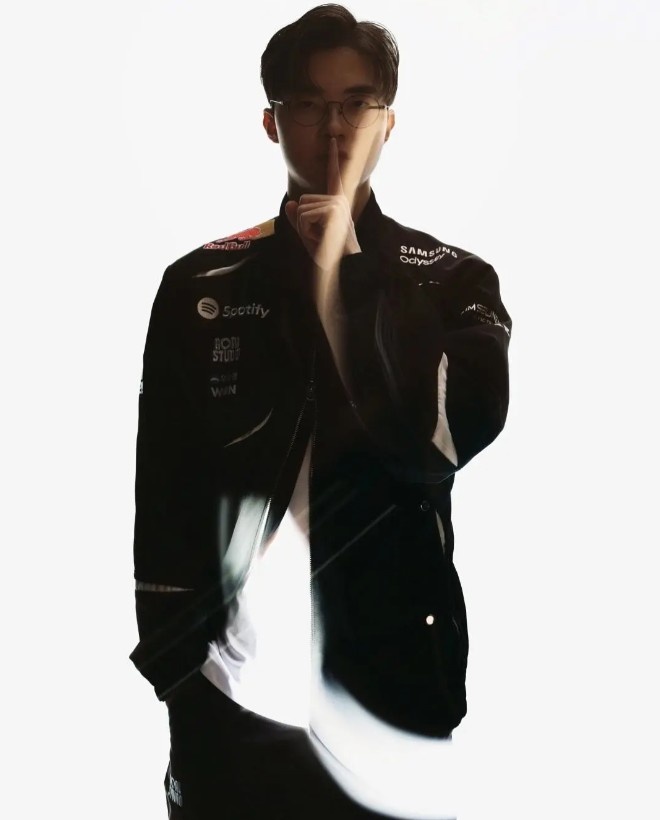 T1分享队员新赛季队服宣传照：展现选手独特的剪影和存在感